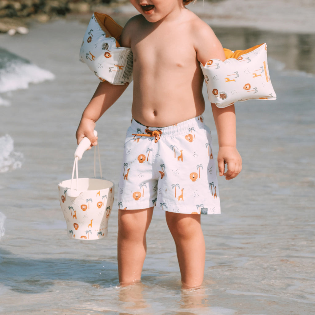 Flerfärgat strandset i silikon med djungelmotiv, hink, spade och formar | Swim Essentials