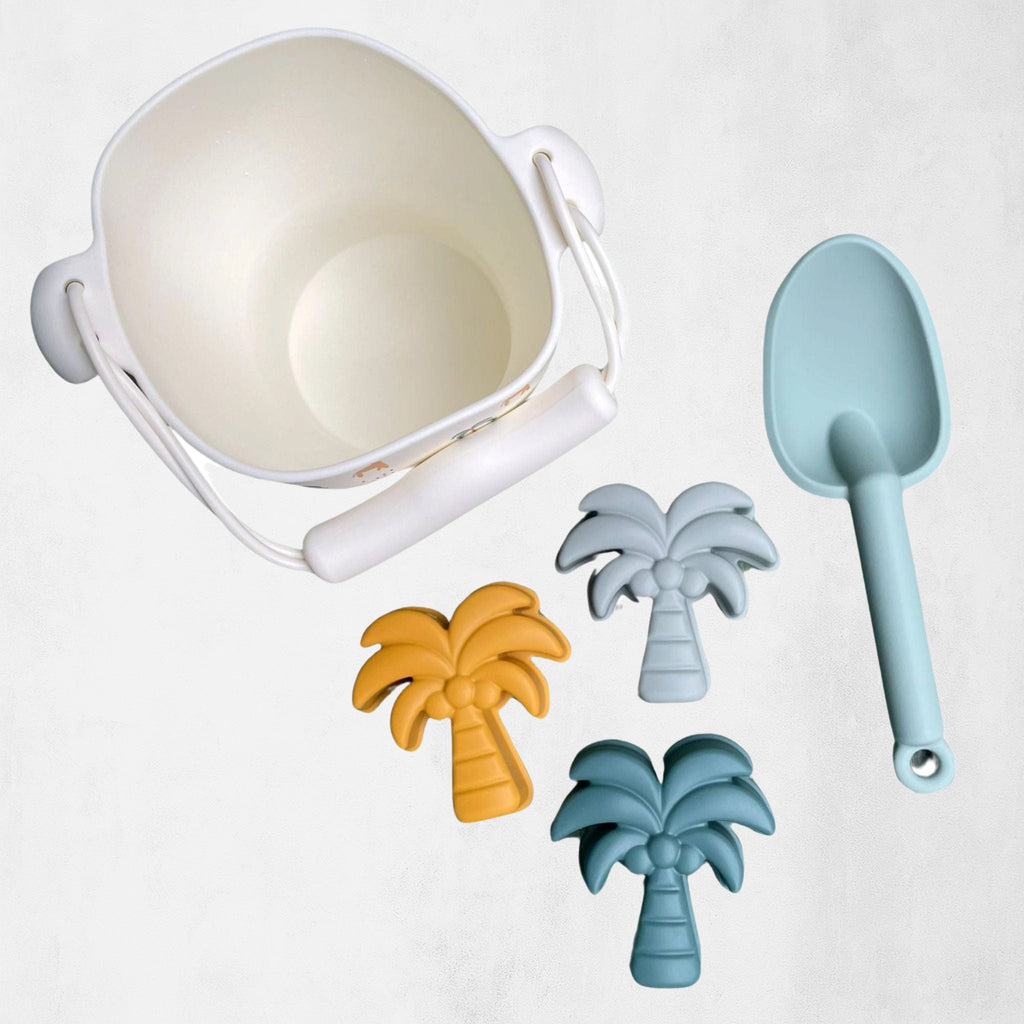 Flerfärgat strandset i silikon med djungelmotiv, hink, spade och formar | Swim Essentials