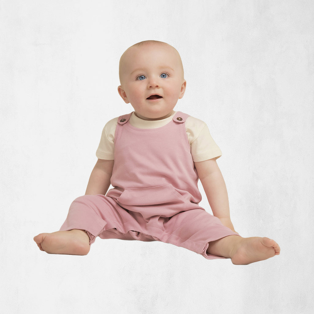 Baby hängselbyxor i ekologisk bomull med knäppning på axlar